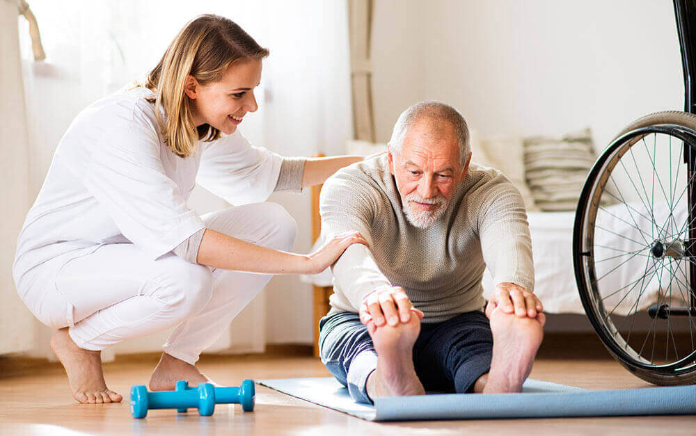physical-therapist-caring-for-senior-medicare-health-insurance-wisconsin