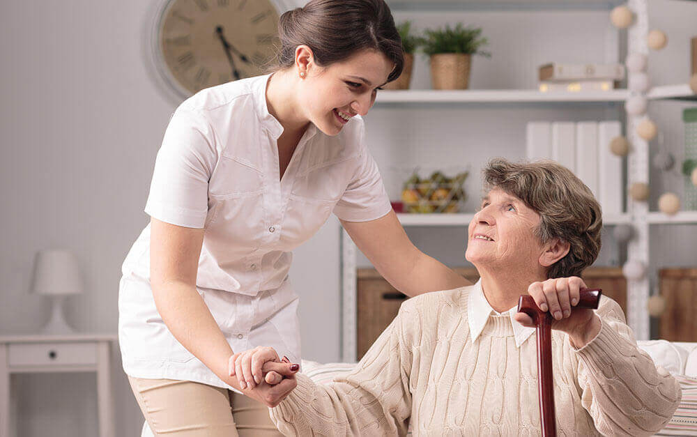 therapist-helping-senior-medicare-health-insurance-wisconsin
